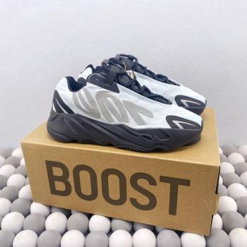 Yeezy Boost 700 MNVN 淺藍色 3M反光